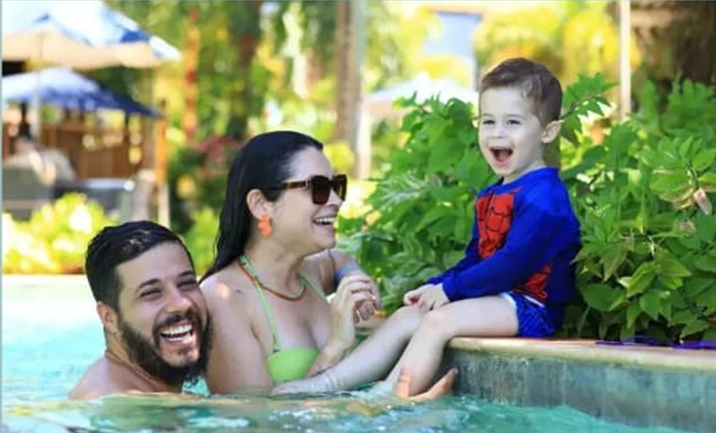 Família aproveitando resort - Piscina